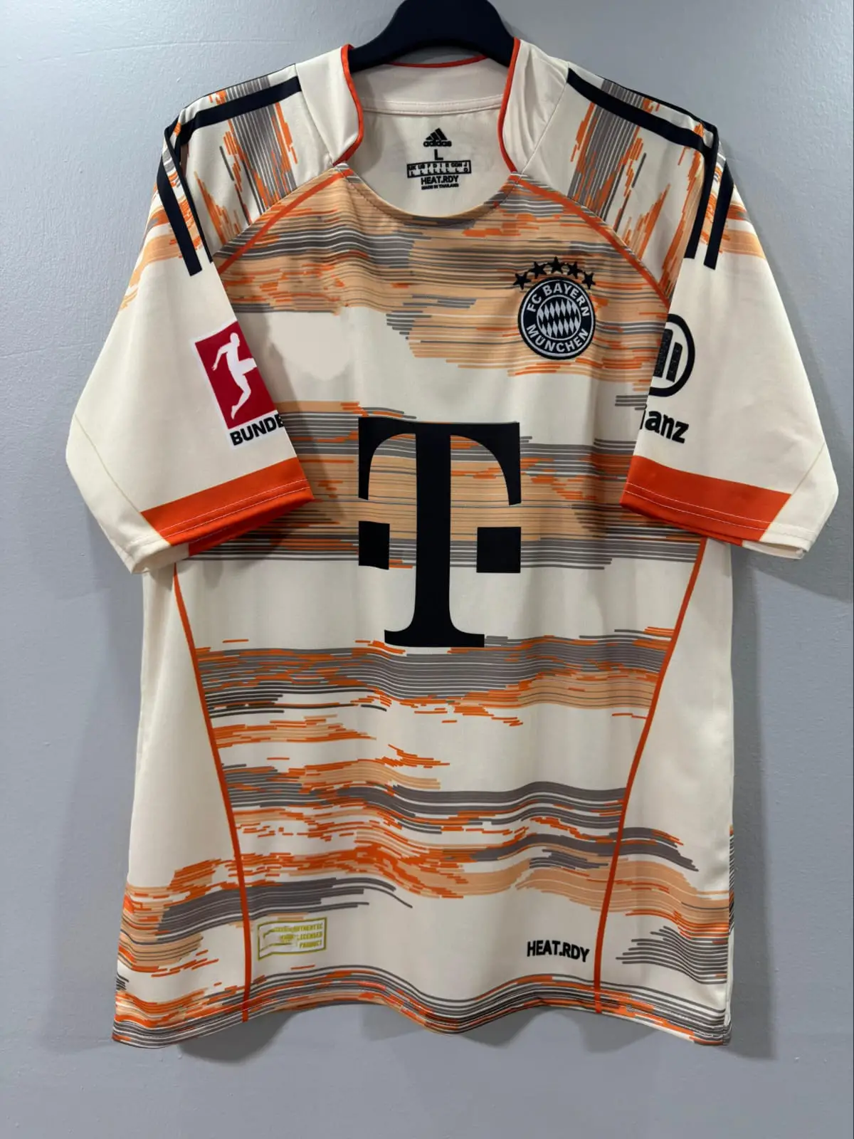 Bayern Münih 2025/26 Sezonu İsimsiz Deplasman Forması