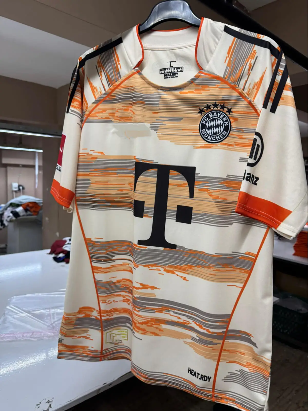 Bayern Münih 2025/26 Sezonu İsimsiz Deplasman Forması