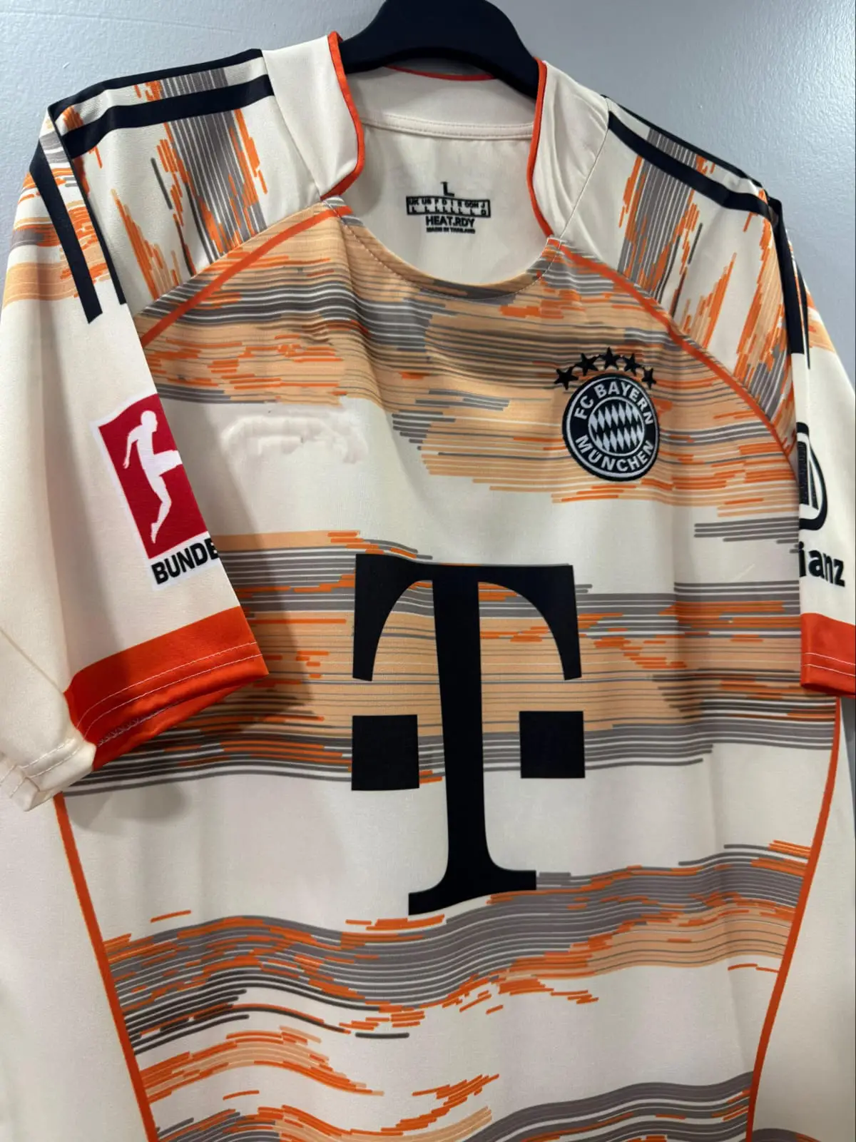 Bayern Münih 2025/26 Sezonu İsimsiz Deplasman Forması