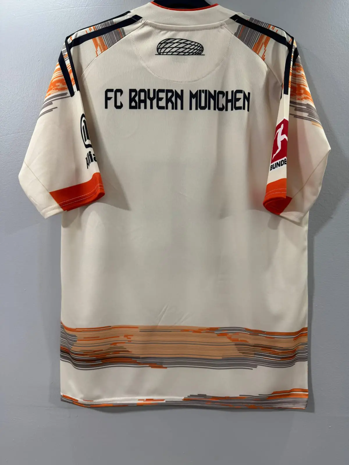 Bayern Münih 2025/26 Sezonu İsimsiz Deplasman Forması